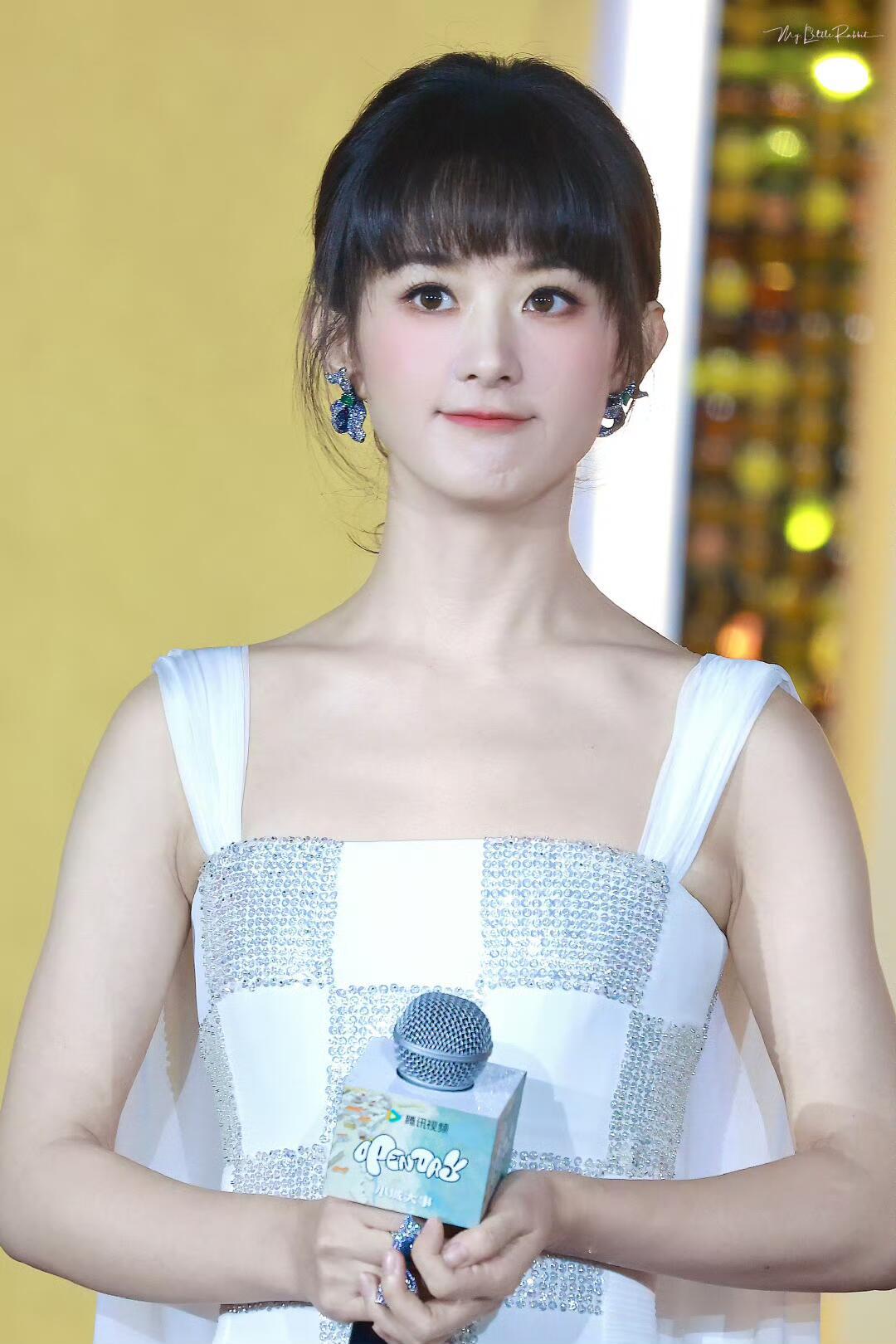 眉上刘海第一人赵丽颖，齐刘海梦回明兰时期。眉上刘海很考验颜值，但是赵丽颖稳稳驾驭