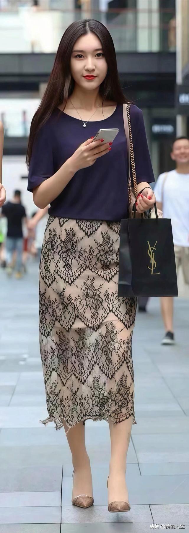 喜欢一个人的极简生活
漫步街头，却又不知要去哪里