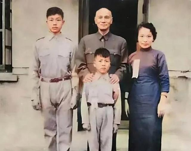 1946年，中国最神秘的男人坠机身亡。5年后，他唯一的儿子被一颗子弹送走。

再