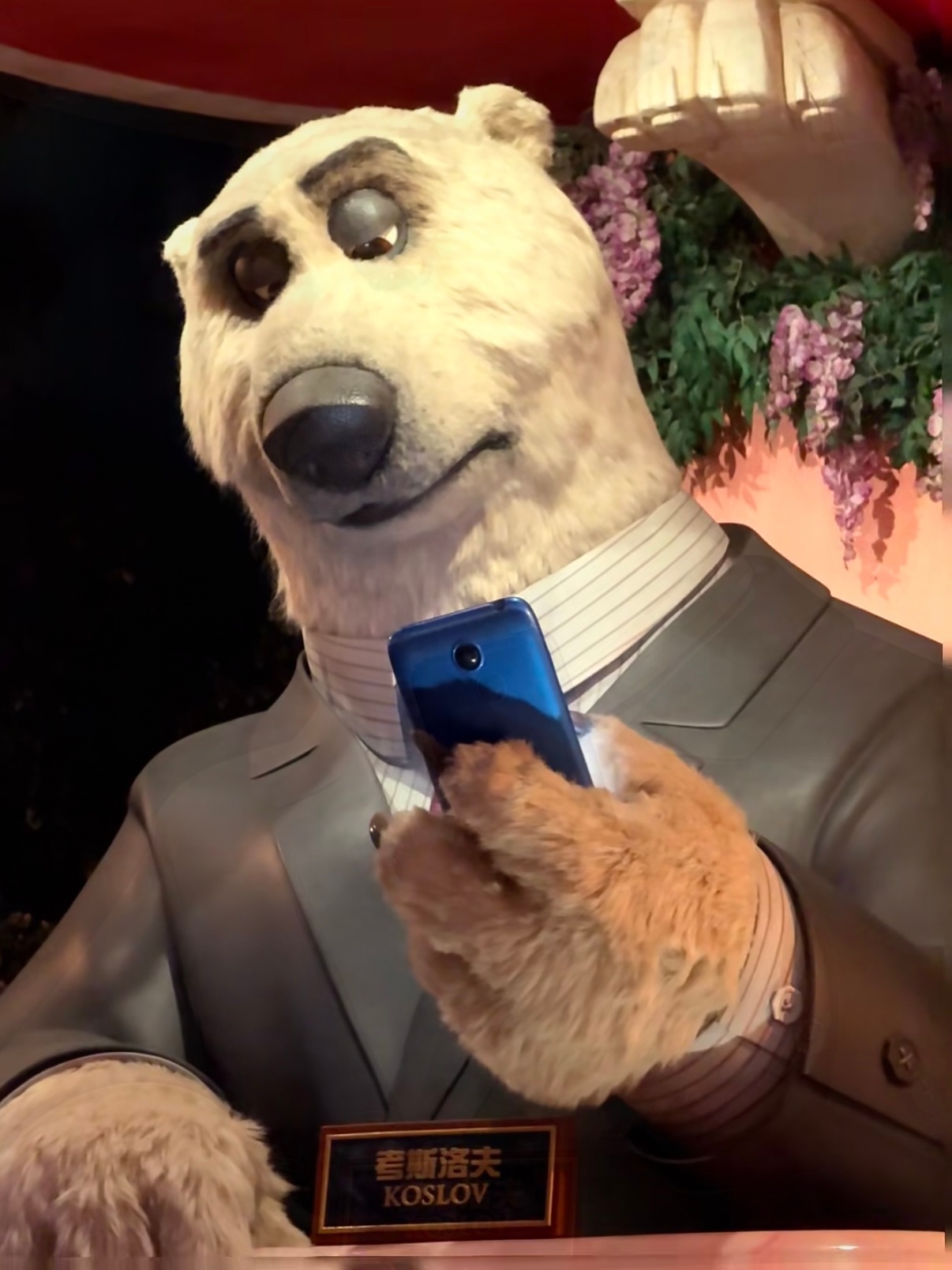 震惊！上海迪士尼疯狂动物城园区惊现“神秘组织”！😱他们极其特殊，能在闭园后仍然