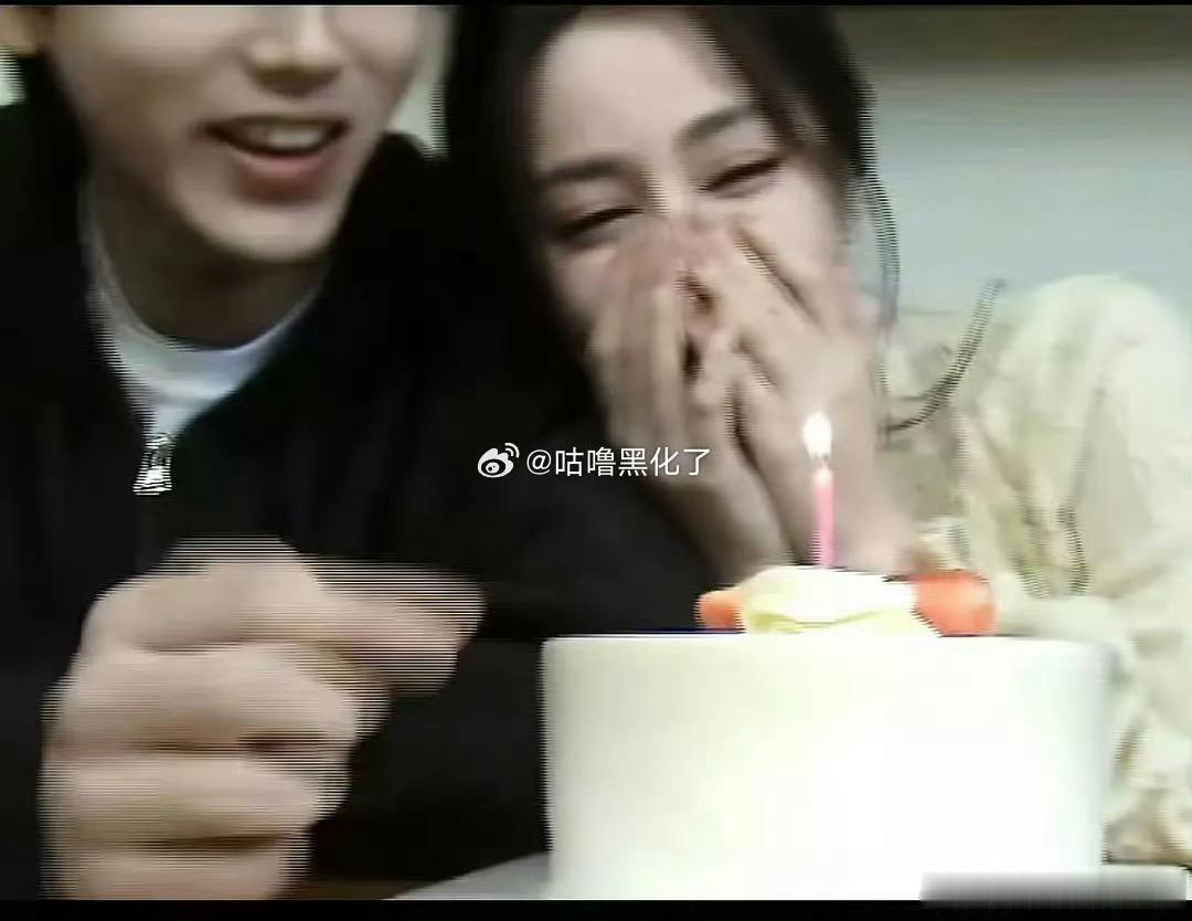 迪丽热巴巴粉心心念念的🍰终于吃上了，看不够的有视频有截图