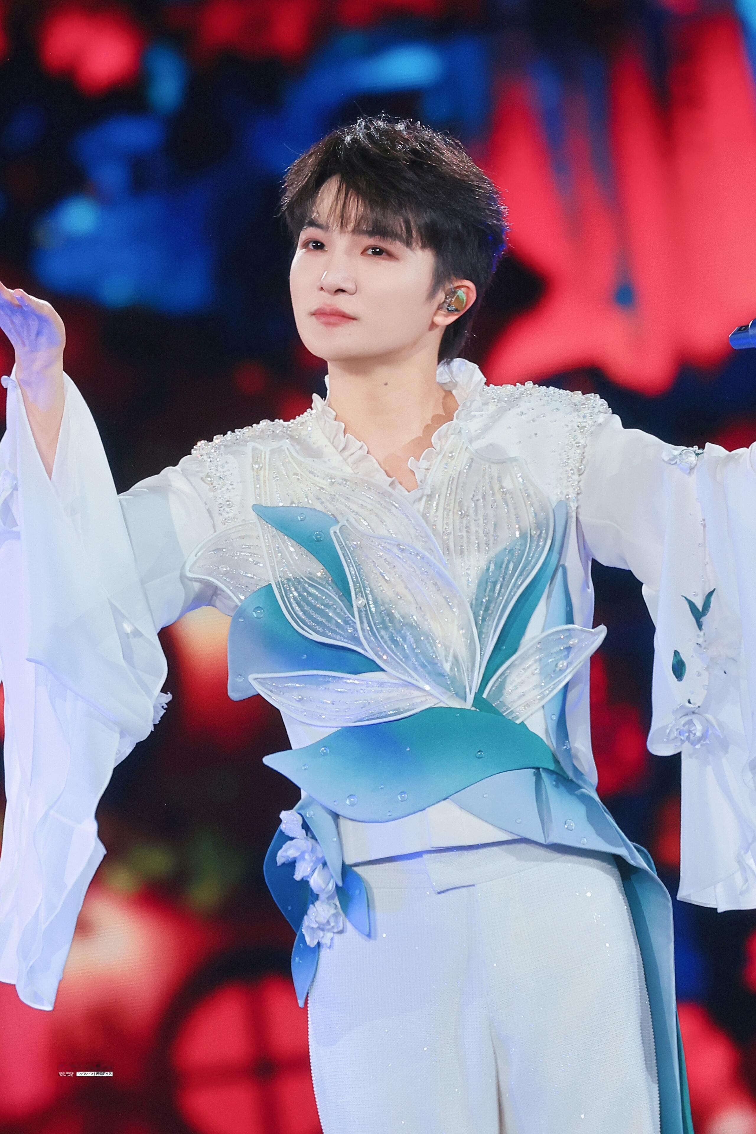 周深怎么还有两幅面孔了谁还没被周深的歌声按在“沉浸式心动”里啊！开口是仙音砸进耳