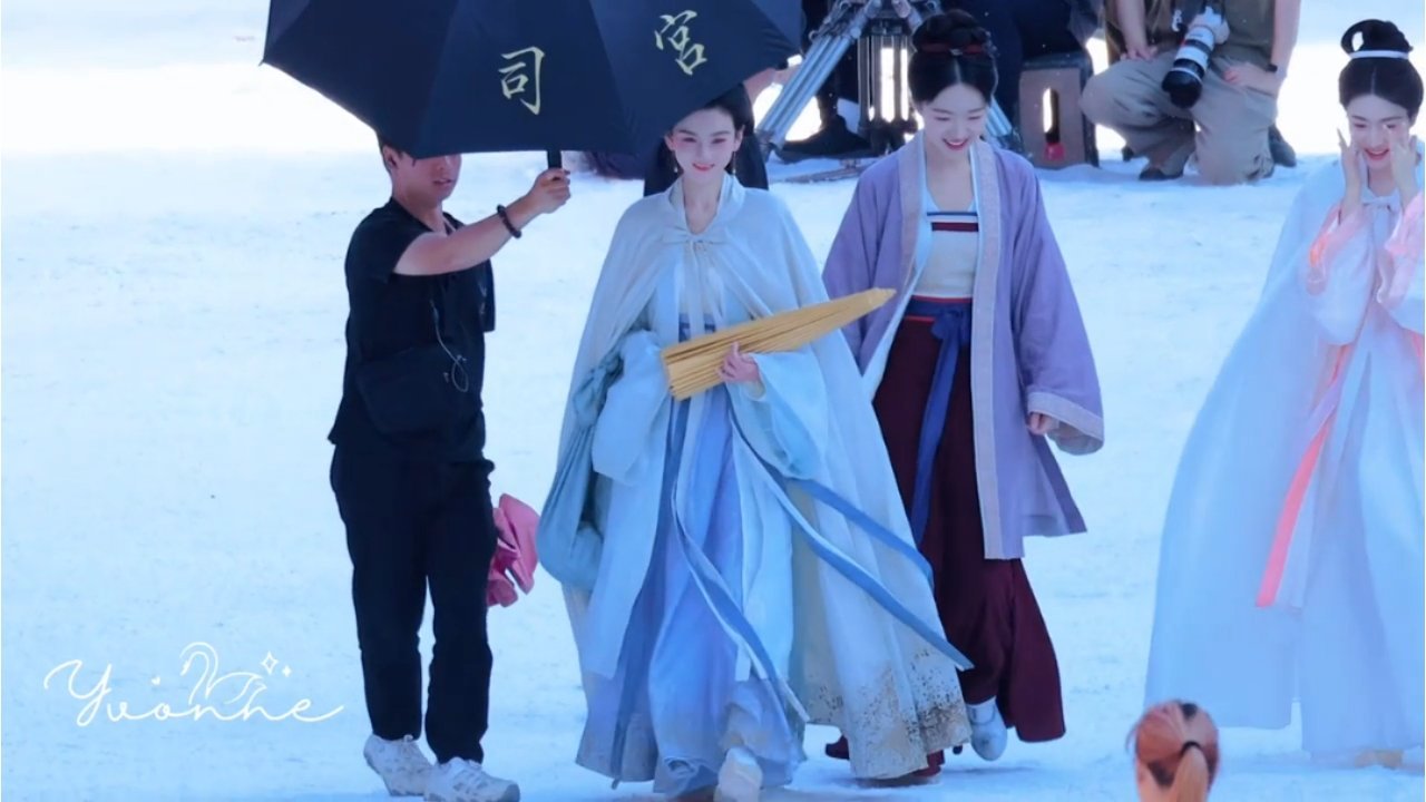 雪景下好美的祖儿宋祖儿司宫令雪地路透宋祖儿司宫令雪景披风造型