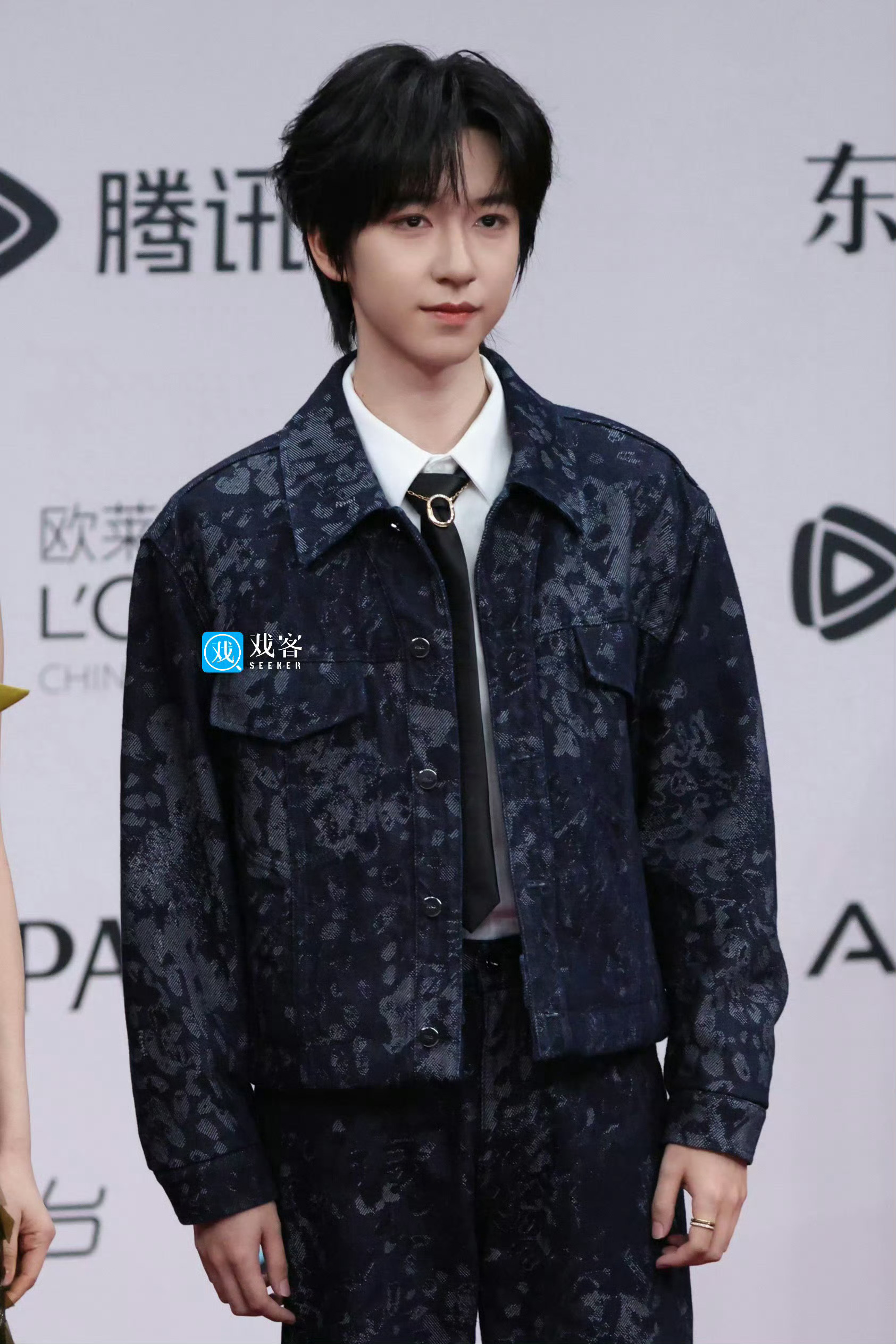 贺峻霖｜腾讯视频星光大赏 贺峻霖以主持人身份亮相腾讯视频星光大赏红毯，身穿FEN