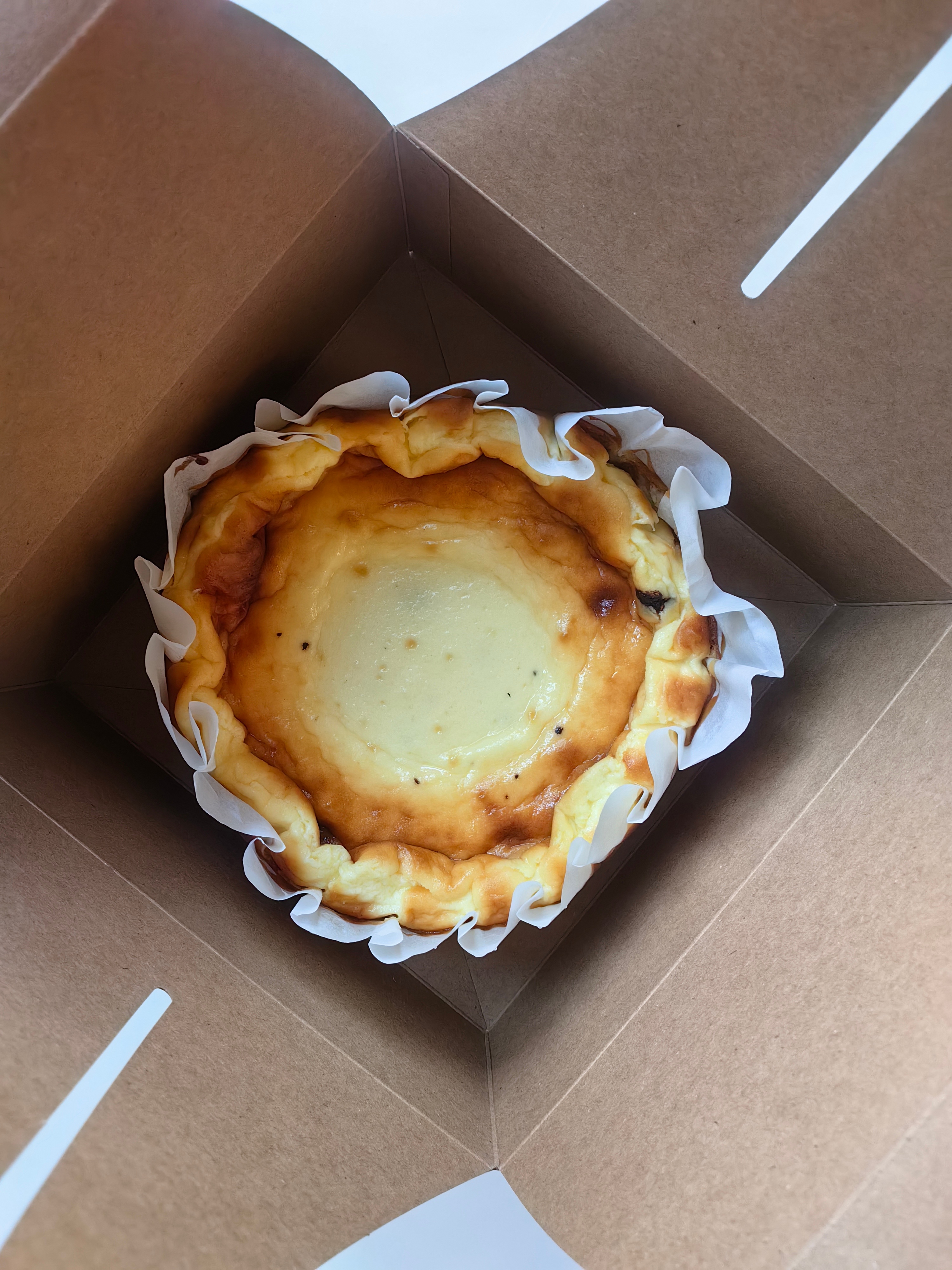 *碎碎念*用新买的6️⃣寸蛋糕模具，大新给做了巴斯克蛋糕，里面加了点点巧克力碎，