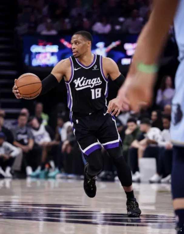 这一个比赛日，灰熊迎来了交易完成后的首战，奔赴金州第一中心挑战萨克拉门托国王，本