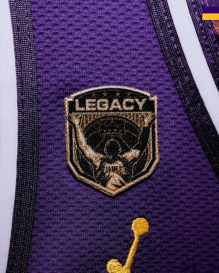 今天老詹所穿的球衣有特殊补丁，印有legacy（传奇性、传承）的字样，还有他经典