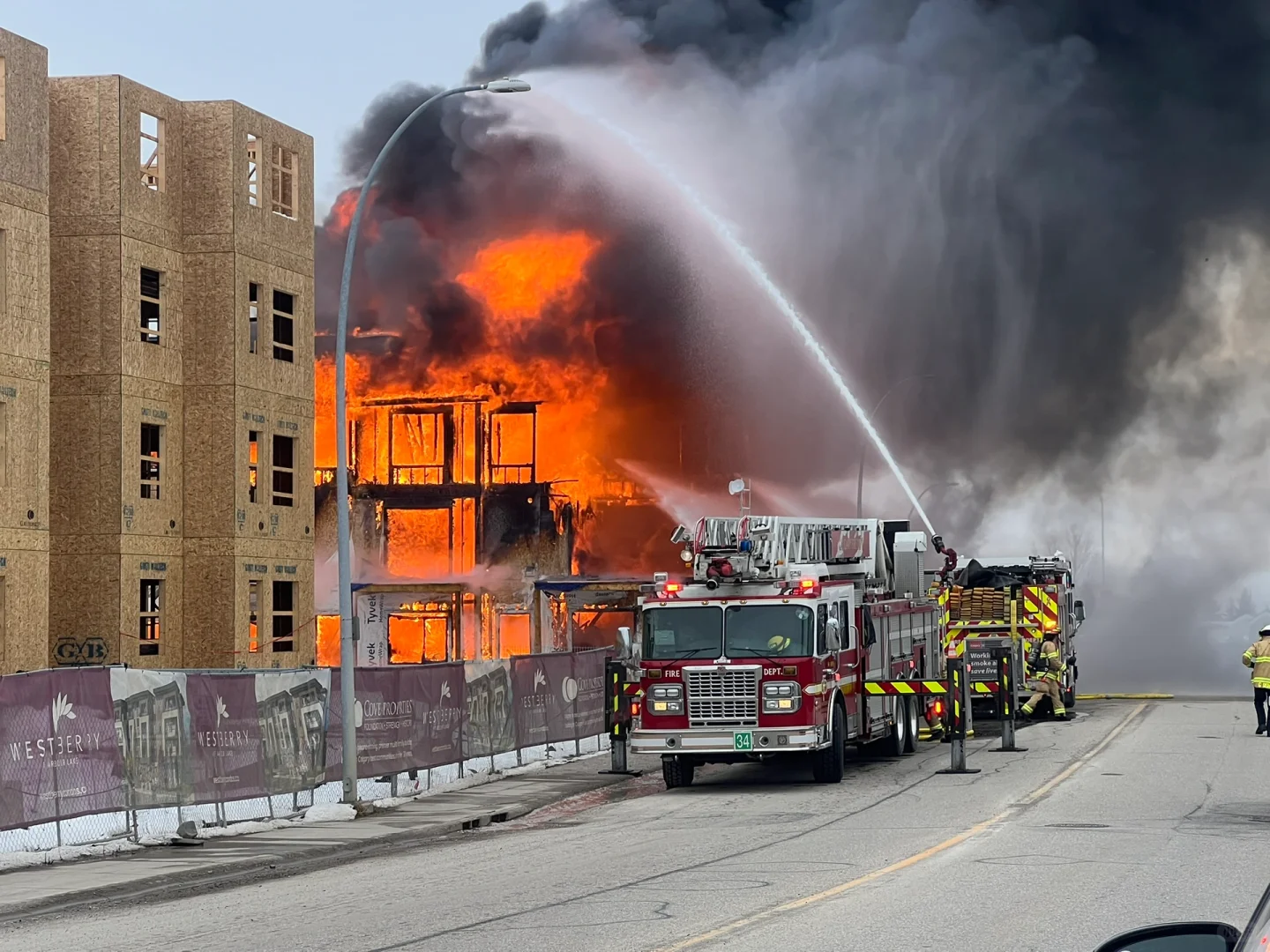 卡尔加里arbour lake 新建独立屋着火了。。