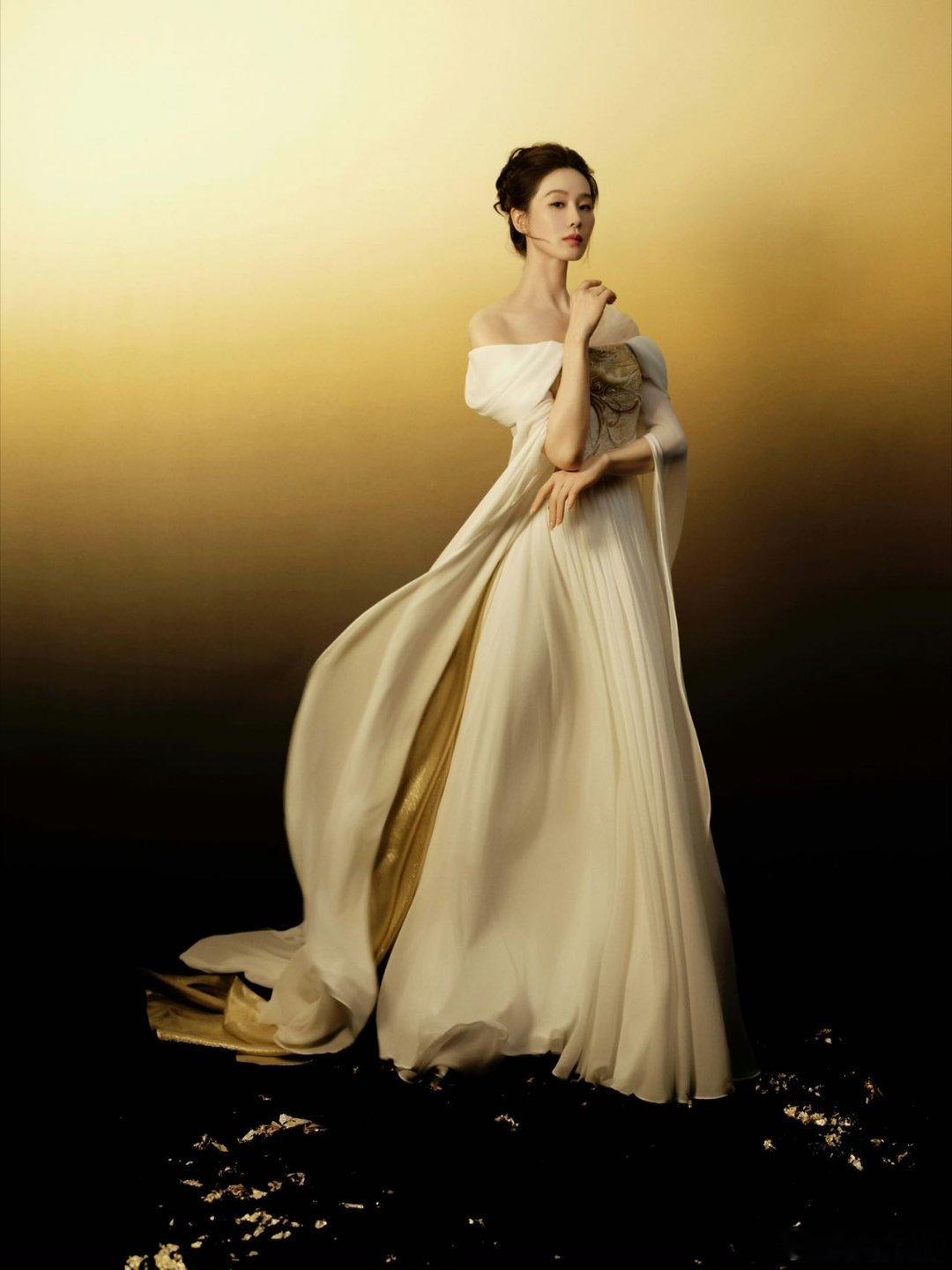 纱裙拂过落日熔金，衣袂翻飞间似有流萤蹁跹，岁月在她身上凝成一首温柔的诗。刘诗诗天