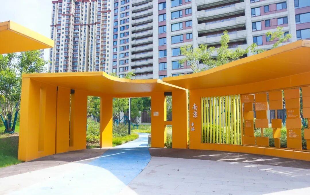 青奥社区公园东临邺城路，西、南、北三侧分别与生态环境部华东督察局、长江尊邸住宅区