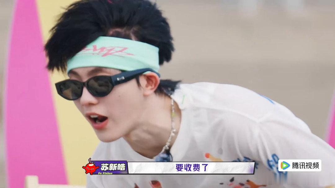 左航给李飞行大礼朱志鑫听到收费的反应一路向海的少年综艺搞笑名场面来袭，李飞表示会