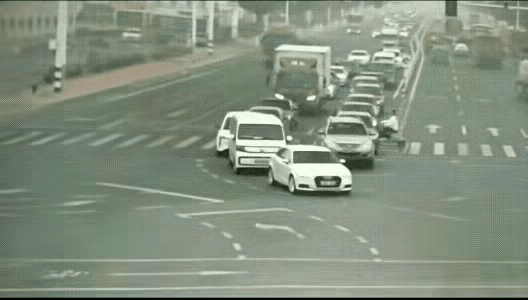 闯红灯时无法无天，关键时刻犹豫不决，这个骑电瓶车的一番操作，葬送了自己，害了大货