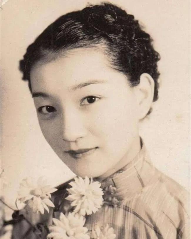 [中国赞]1965年，陆小曼在昏睡中，拔掉了自己的氧气管。她微微睁开双眼，对赵清