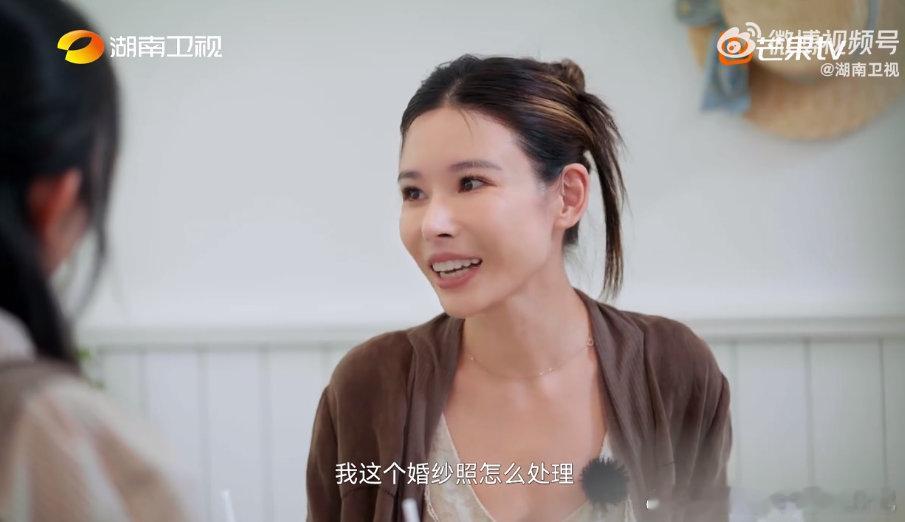 《背后》里葛夕解释单人婚纱照，过往担心离婚不敢拍，如今为自己穿上迷人白纱。从婚姻