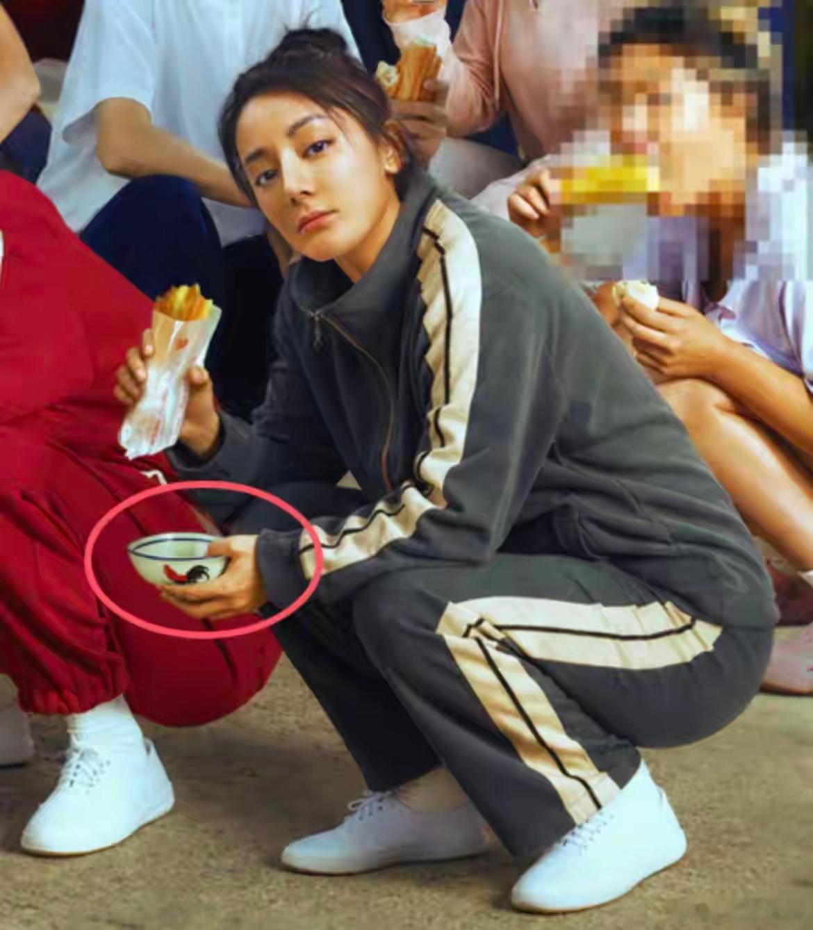 星爷有一个特殊的爱好，大概这辈子都改不掉了，那就是但凡是他拍摄的电影，只要出现碗