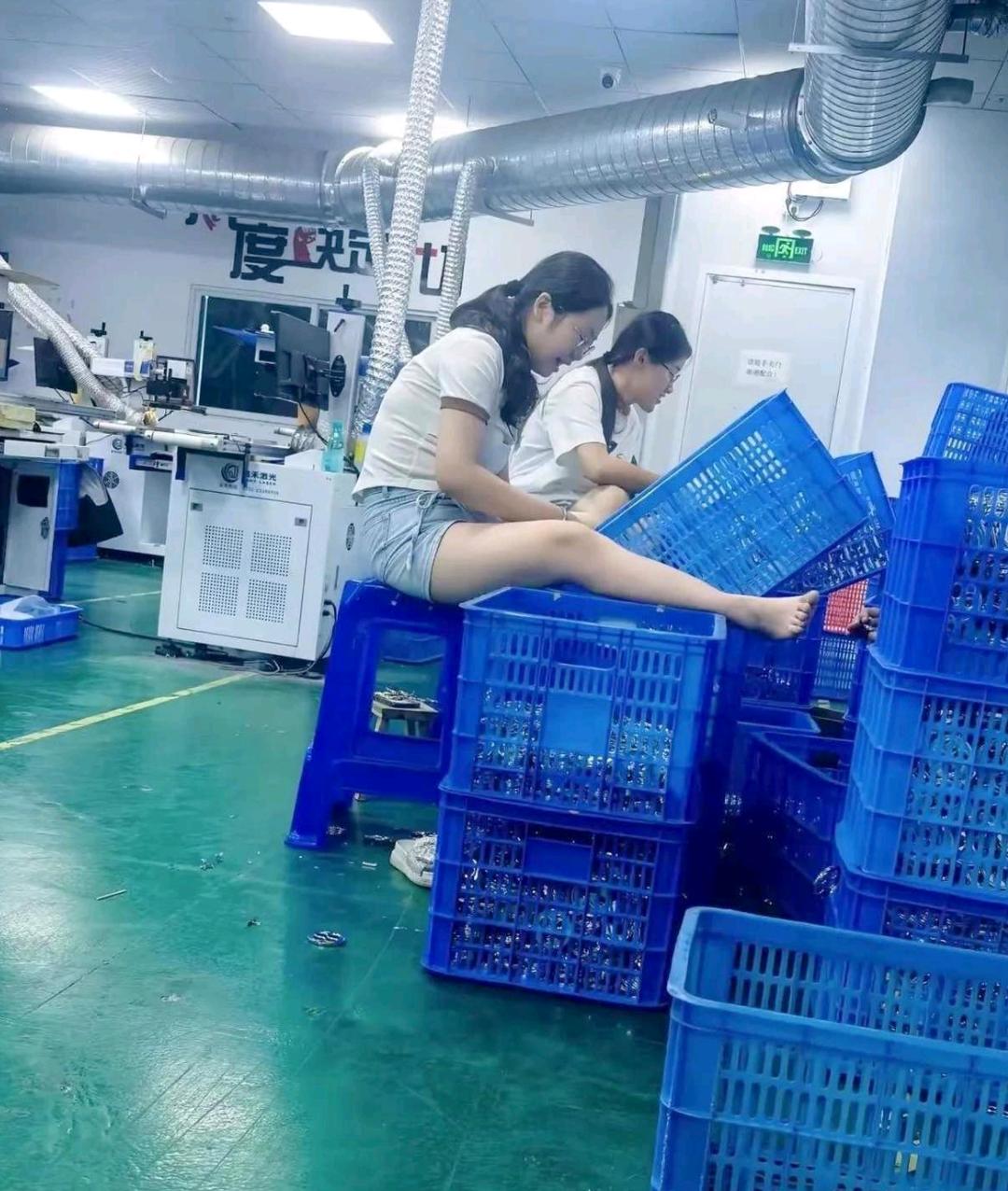 老板不在，彻底放飞自我，怎么舒服怎么来！