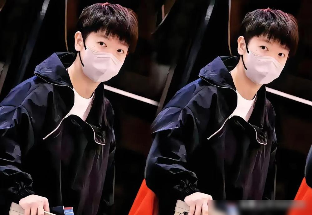 说真的，孙颖莎这次成都飞香港的造型，属实是把我看愣了。刚露面的时候还裹着件厚羽绒