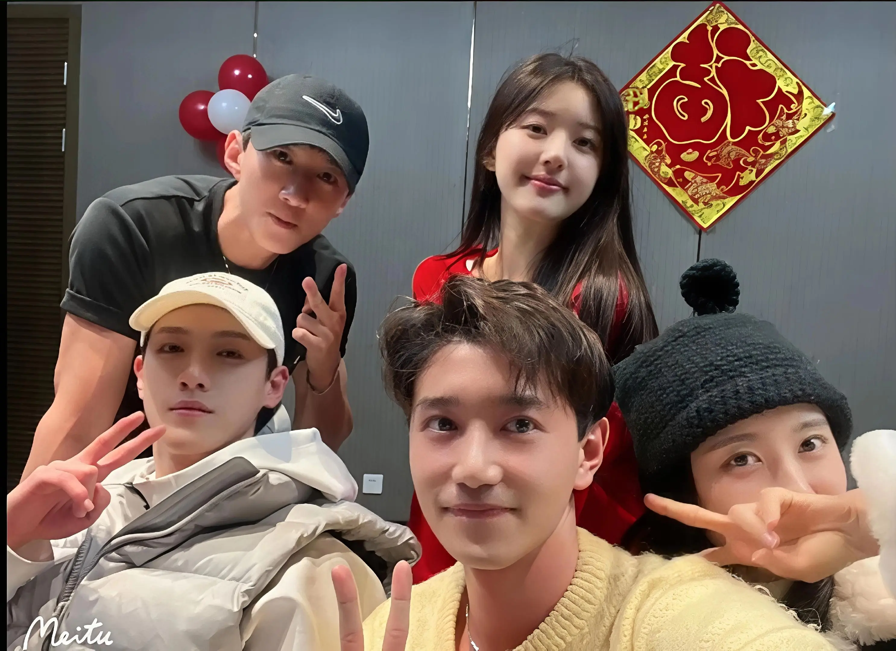 没见过的一张神隐时期的合照，露思第一部仙侠剧交出了很漂亮的答卷