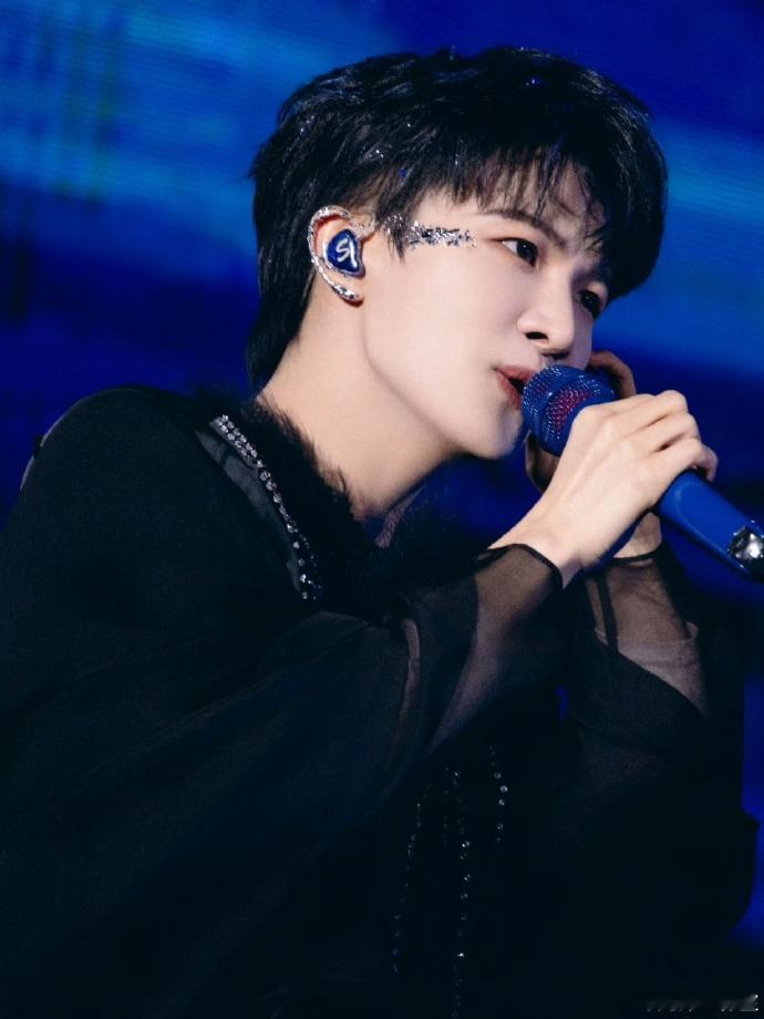 周深南宁限定山歌好比春江水  周深演唱会万人唱山歌 在周深南宁的演唱会上，《多谢