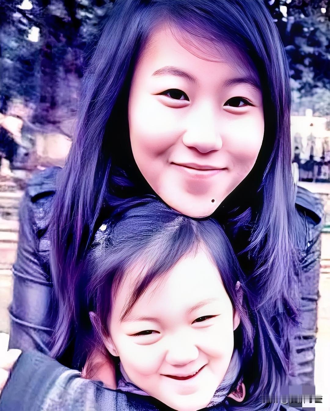 你以为是闹掰了？看反了。
李嫣就在伦敦上学，姐姐开唱，正好妹妹19岁生日。全场几