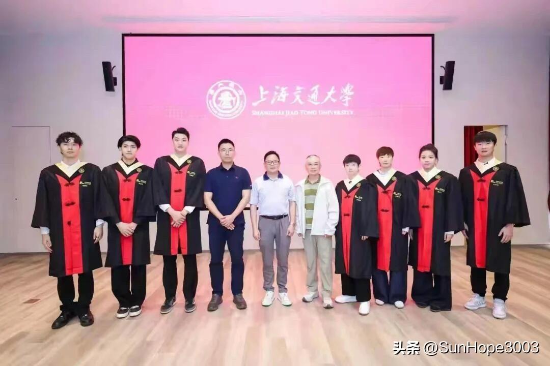 孙颖莎，王曼昱上海交大本科毕业啦，毕业快乐哦🎉

在莎莎去深圳参加活动的前一天