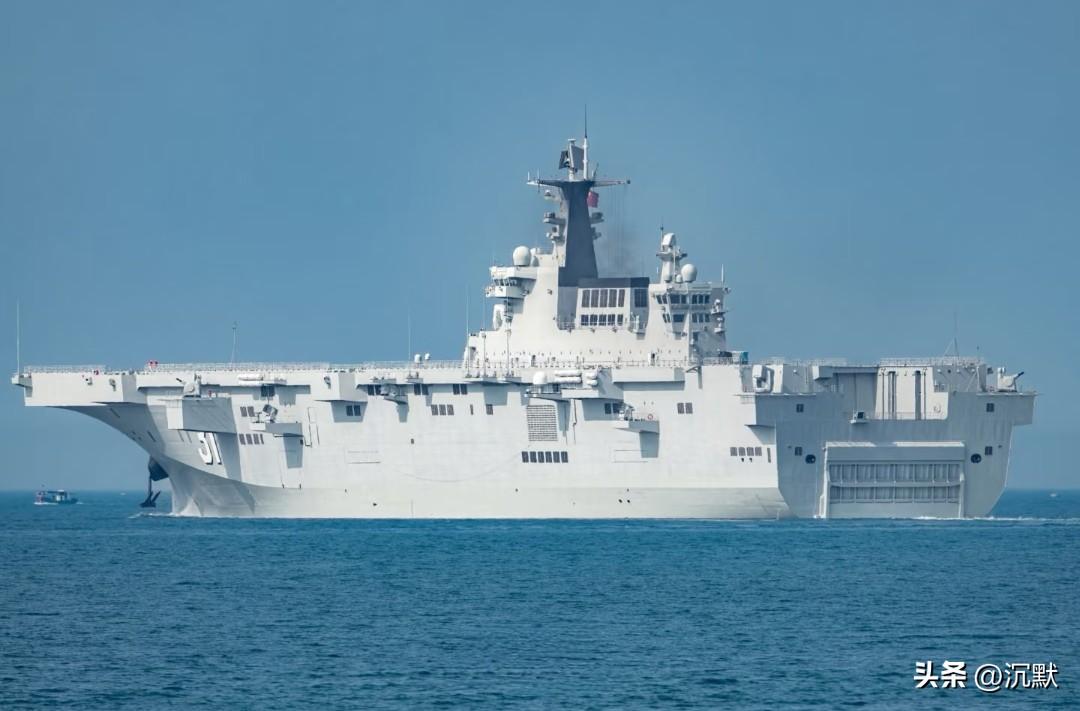 【我国首型两栖攻击舰075——近距离才能感受它庞大身躯！】075登陆舰