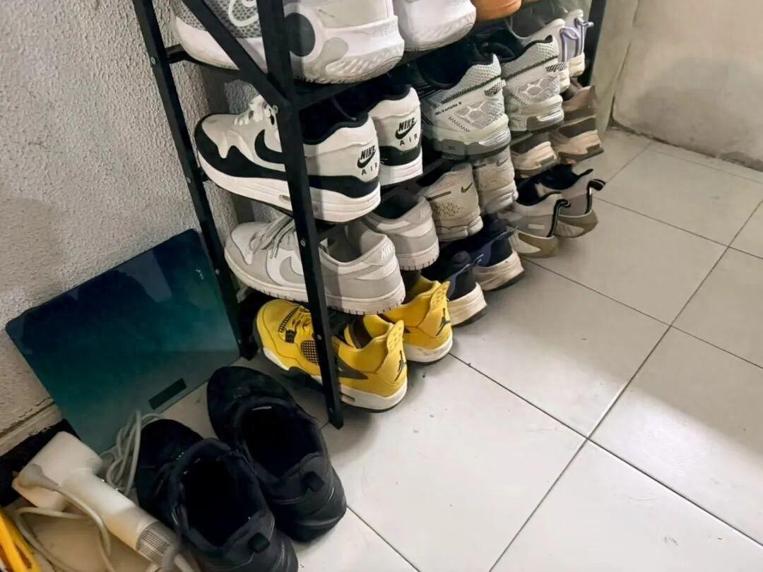 浙江杭州，男子出国几个月，回家后发现不对劲，门口鞋柜的三双鞋不见了，那三双鞋都是