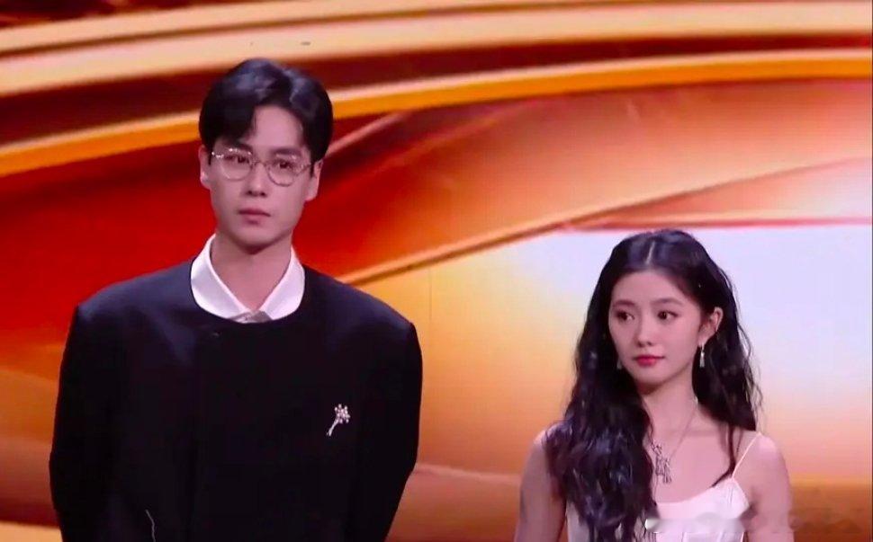 胡一天是不是跟我们一样也不喜欢刘浩存啊，都不笑 ​​​