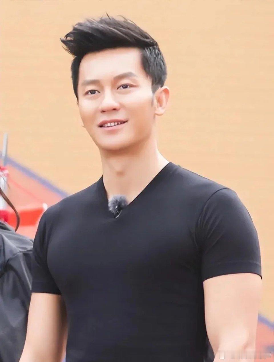 李晨一秒认出跑男家族 不愧是跑男元老这默契度绝了 这一眼就能认出大家，不愧是跑男