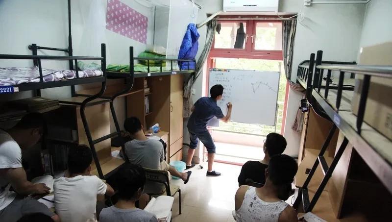 背到秃头，分数却掉成瀑布

原来努力也会翻车

高二那年，我把公式抄满三本笔记，