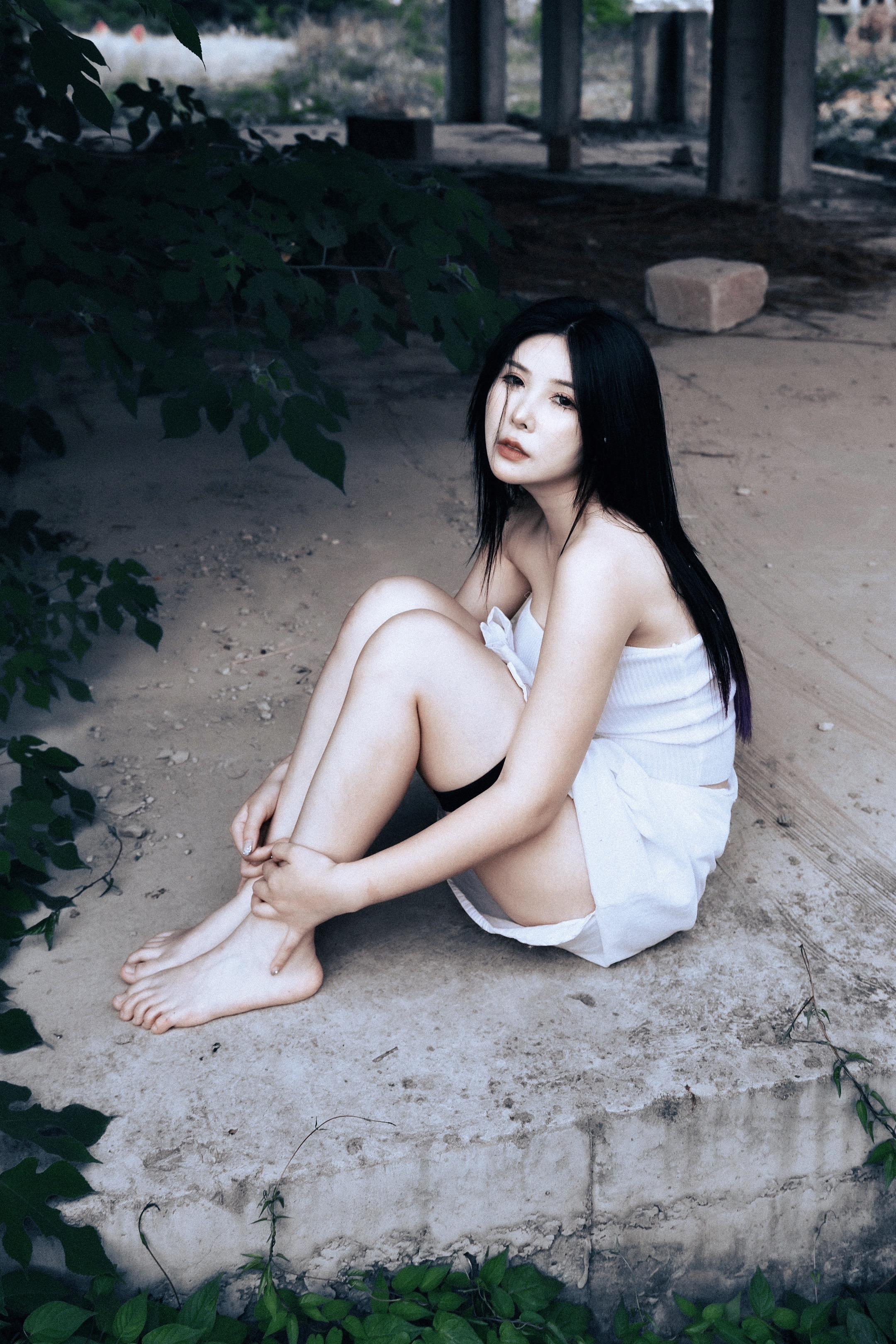 寂静的角落｜少女的灵魂低语。《情绪写真》 少女心事｜情绪低沉 我尝试绕...