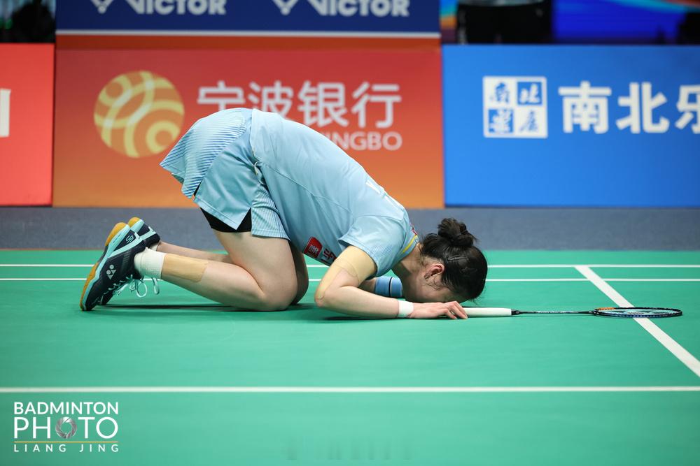 高昉洁亲吻球场告别 今天的比赛结束后，高昉洁以这样的方式告别赛场2026年羽毛球