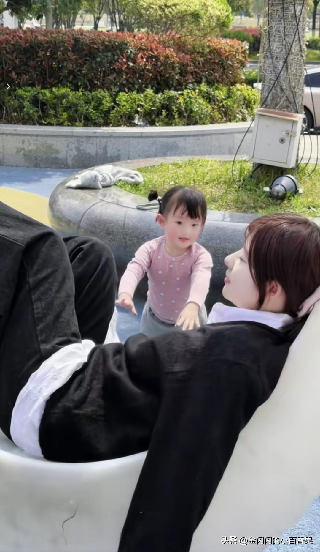 黄一鸣哪是和富二代王思聪谈过一段恋爱，分明是偷来个小福星！
 
看闪闪推着妈妈荡