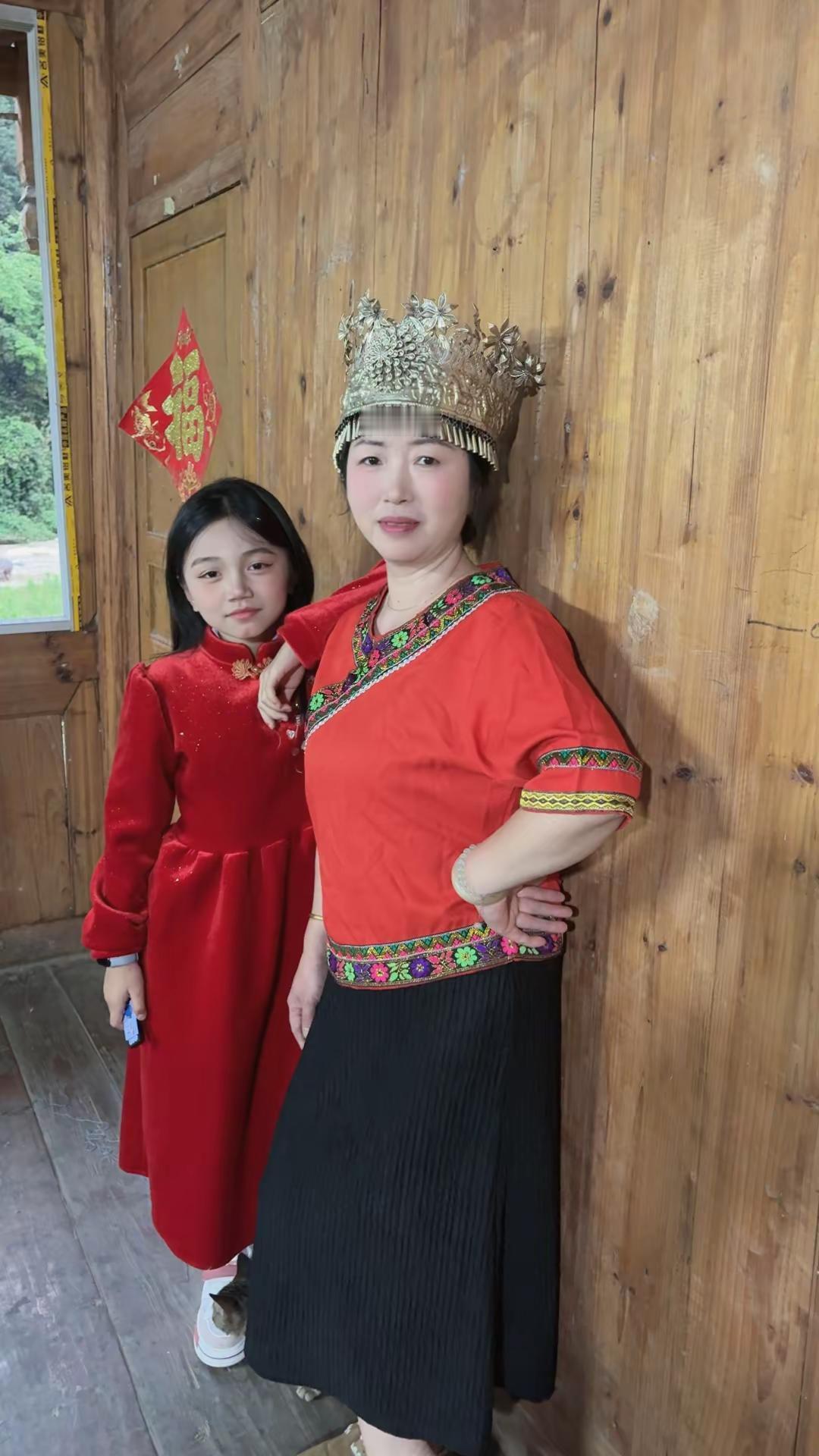 体验一下少数民族服饰