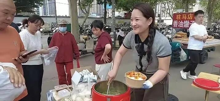 郑州肿瘤医院门口，漂亮姑娘6元卖盒饭：不赚钱还倒贴，她图什么？

在河南郑州的一