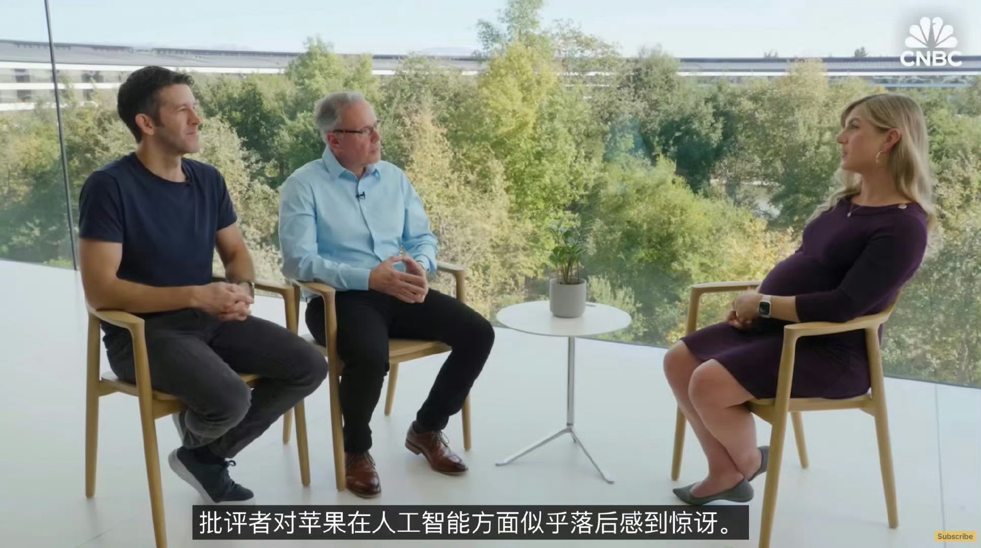 把硬件工程和硬件技术两个部门合并让 Johny Srouji 一个人领导，也就是