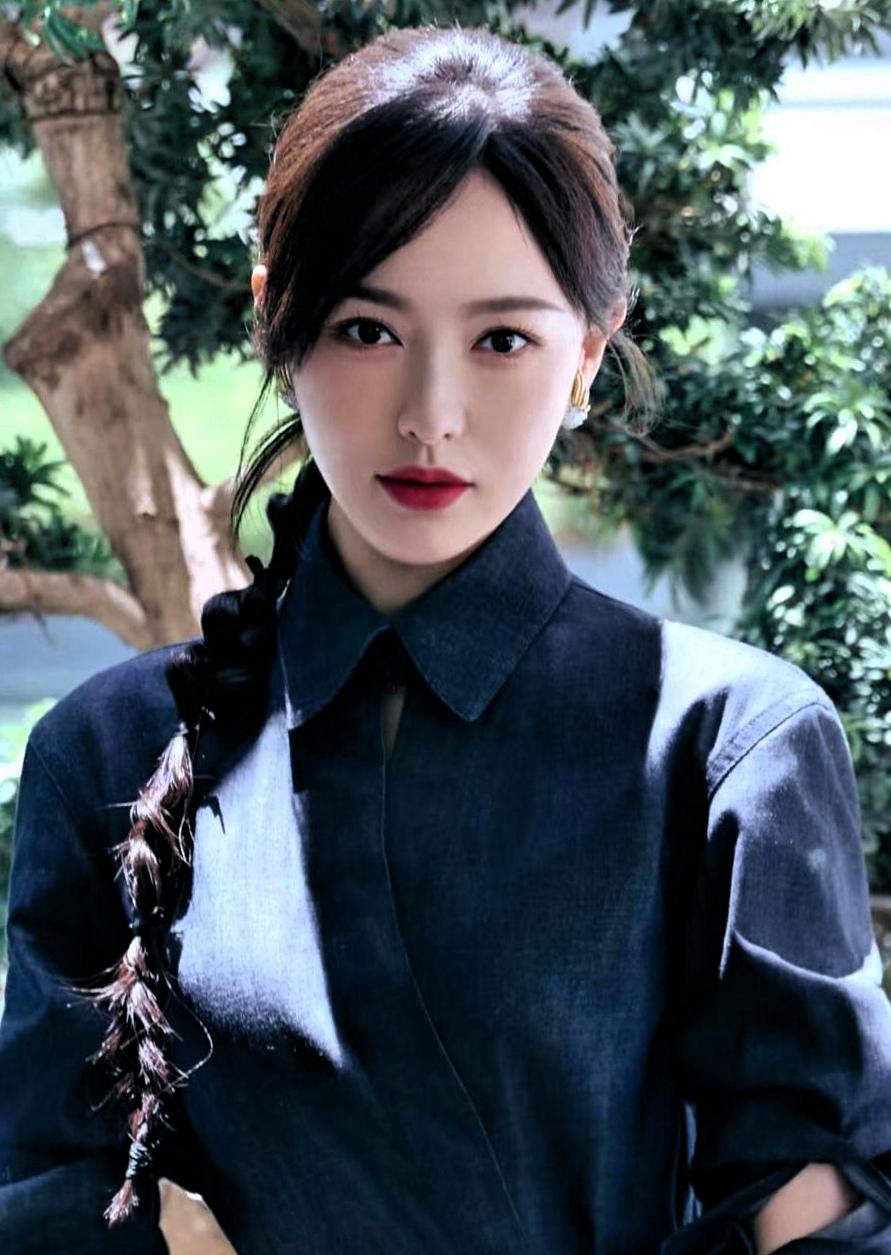 谁能想到？唐嫣三年心血《繁花》，竟一个奖都没捞着！
更扎心的是，王家卫私下吐槽她