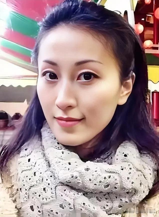 杨子前妻陶红，是位善良美丽的女子，她并不比黄圣依差。其怪的是她与杨子离婚后仍照顾