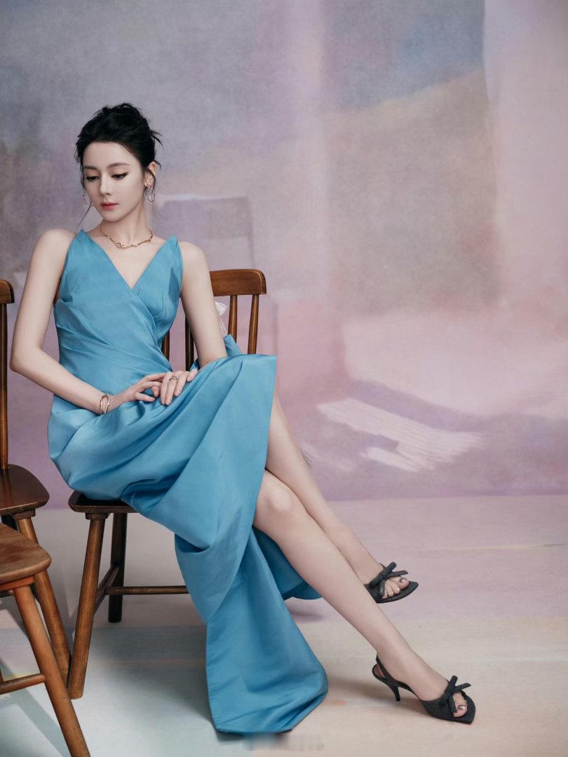 迪丽热巴缎面高定优雅贵气 迪丽热巴一袭DIOR 2026早秋系列湖蓝色蝴蝶结缎面
