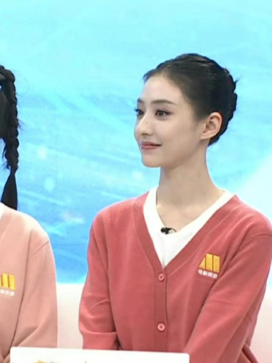 胡连馨长的还算标致，古典美女的感觉，她的头型很小，可惜我觉得她的名字真的难记，太