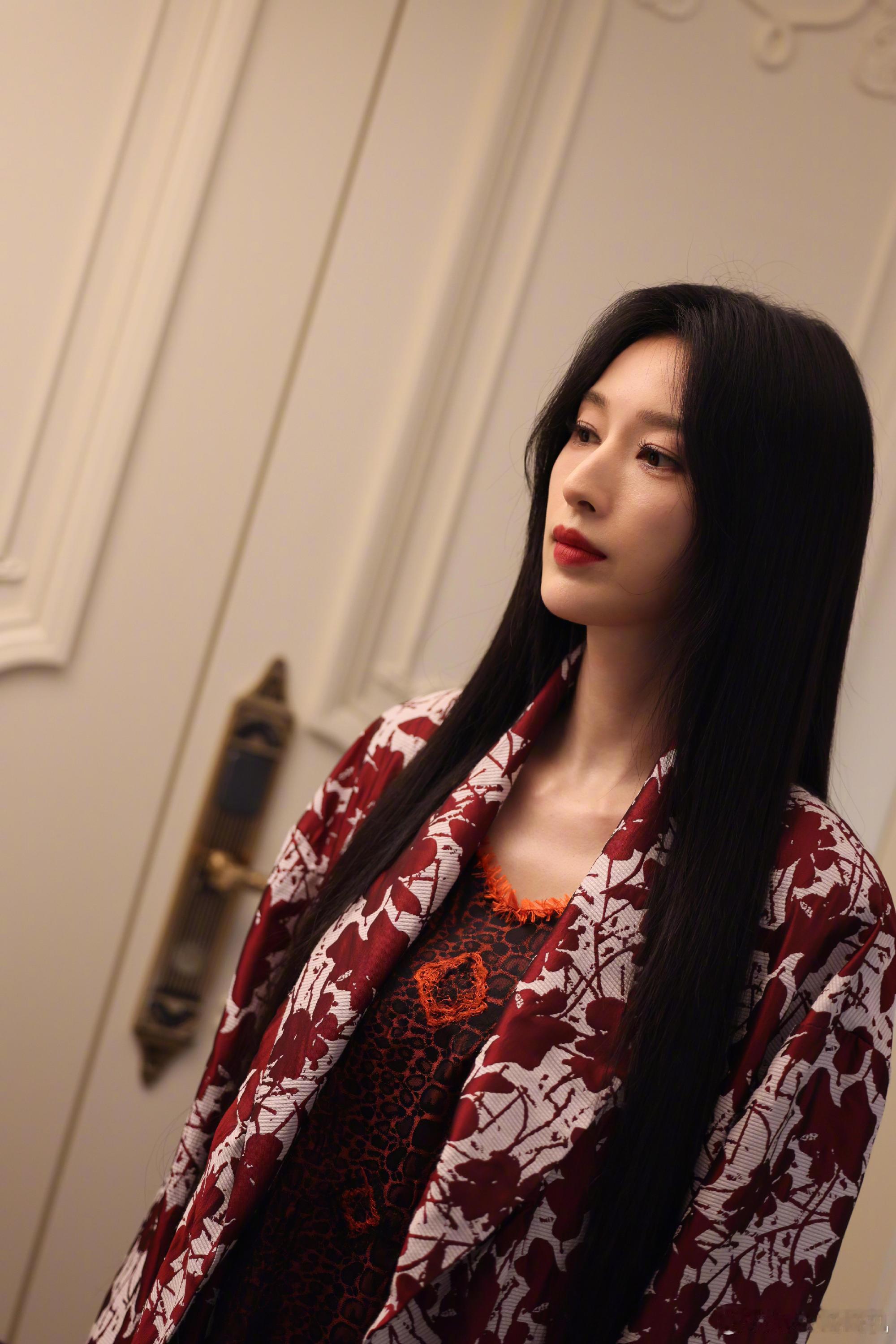 张俪本体跑出来了 一句口嫌体正的推脱，一段即兴的小舞蹈，让大家看到了她私下里的俏