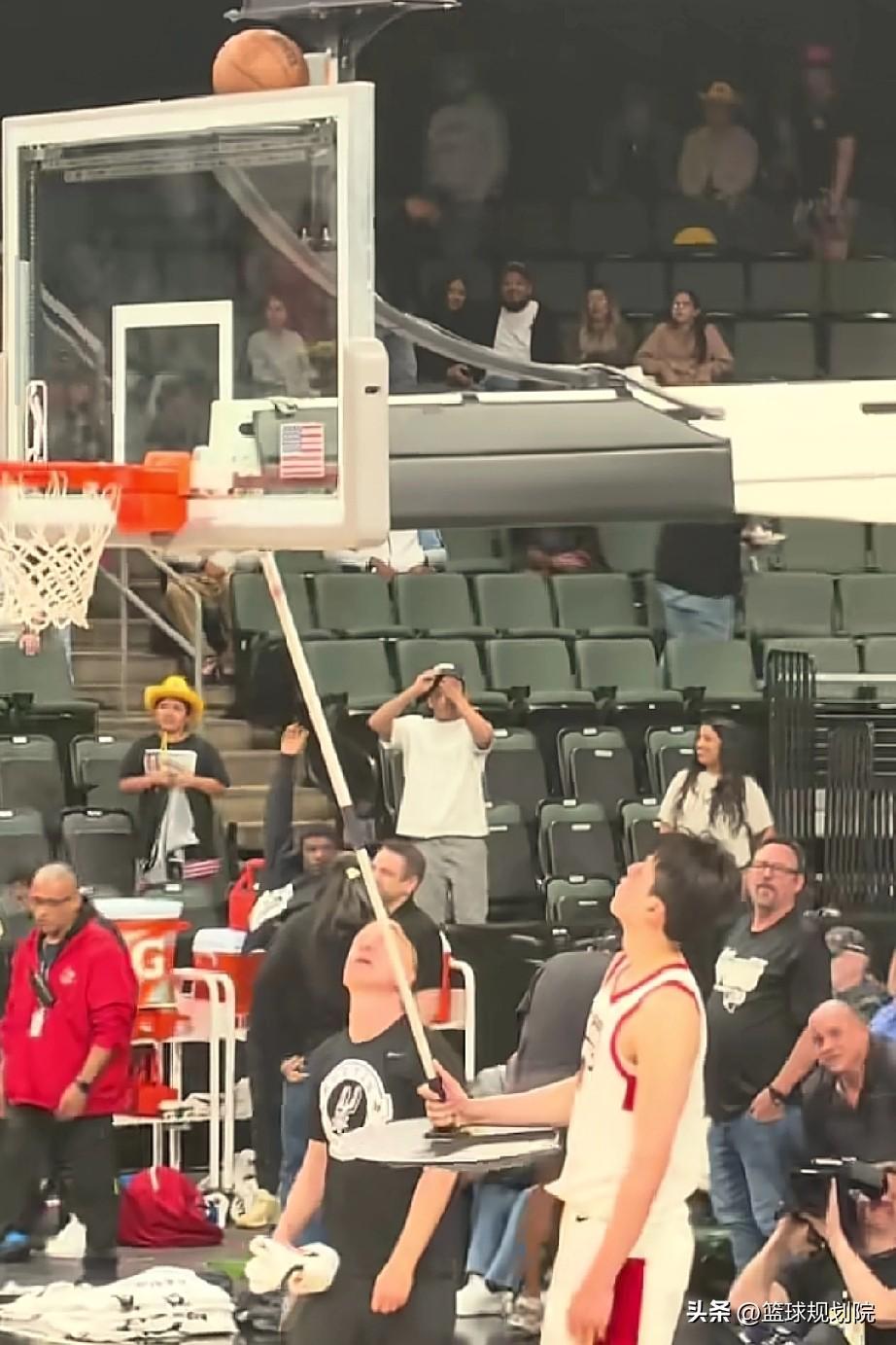 杨瀚森些优势太明显了，完事之后开心的像个孩子！

杨瀚森g联赛比赛继续，最近的发