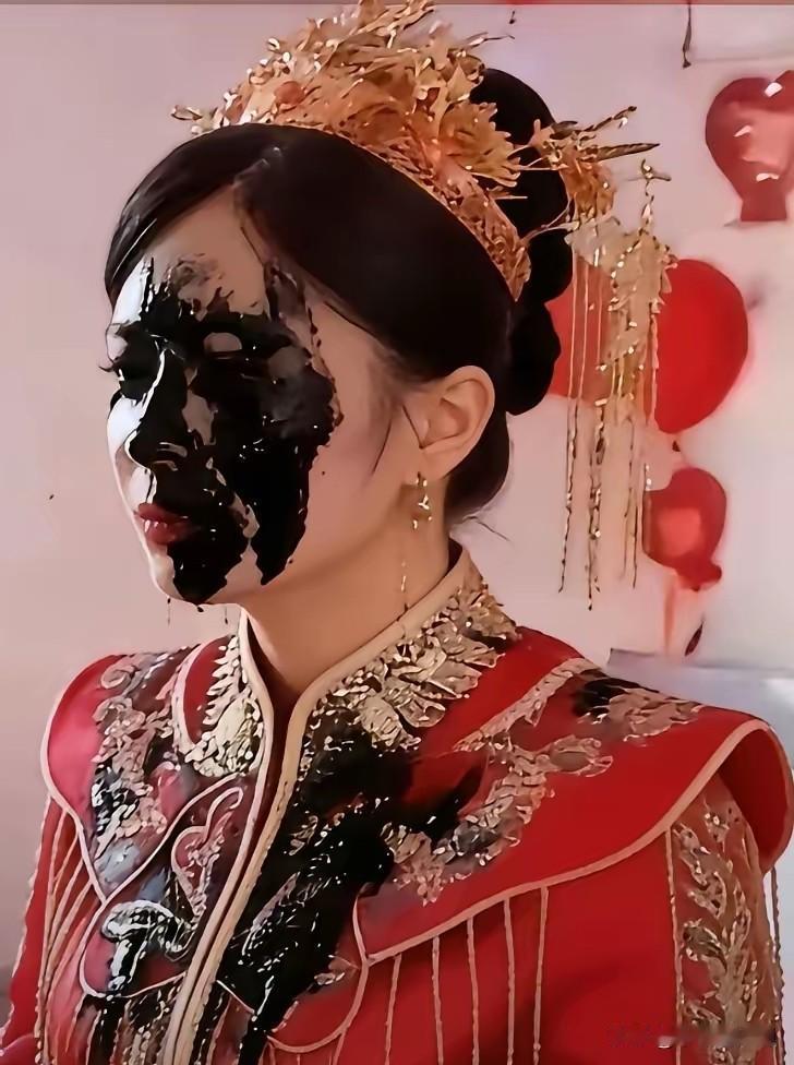 一场筹备许久的婚礼，本是五年恋人修成正果的大喜日子。仪式进行到舞台上，一名伴郎突