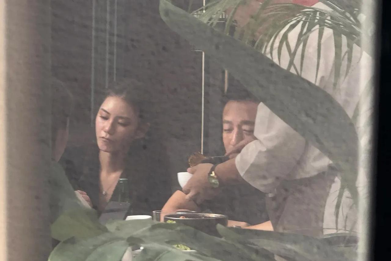 网友偶遇汪小菲和小梅一起吃烤肉，小梅现在的面相和气质都和之前大不一样，刚和汪小菲