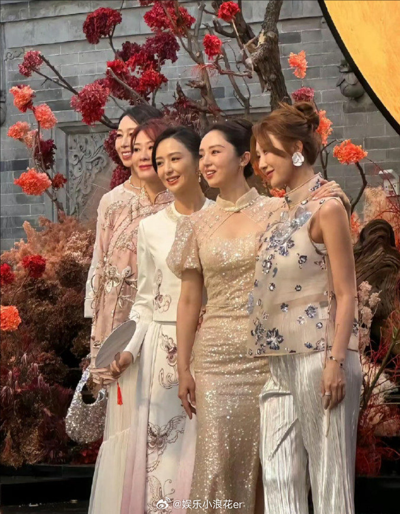 佟丽娅是董璇婚礼伴娘佟丽娅出席董璇婚礼 又有网友晒出董璇婚礼现场照，佟丽娅好像是
