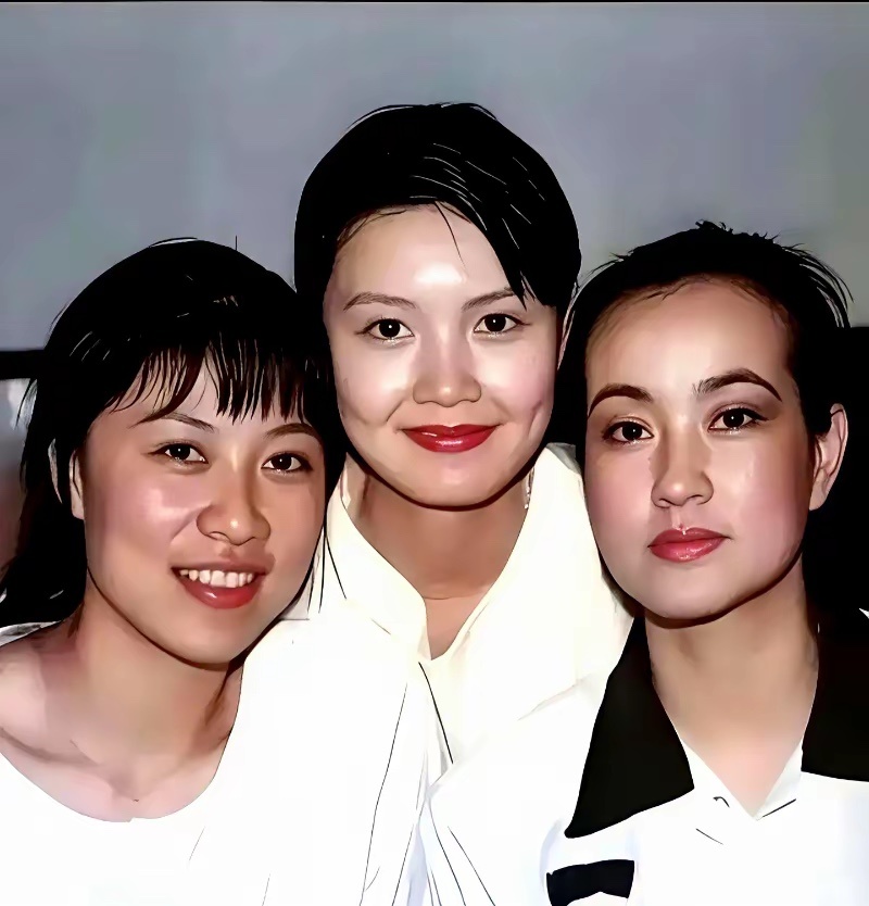 翻出刘晓庆八九十年代和林青霞、王祖贤的合影时，最先被拽住眼睛的，偏偏还是刘晓庆。