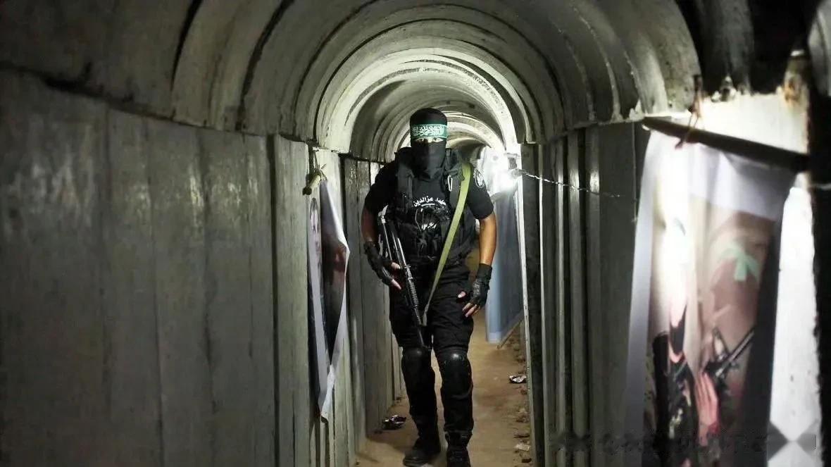 哈马斯抵抗组织公布其加沙错综复杂的地道，地道里甚至可以通汽车。