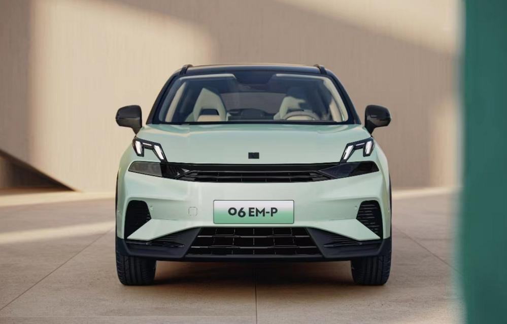 近日，领克06 EM-P官图发布，新车定位小型SUV，未来售价或18万起。外观上