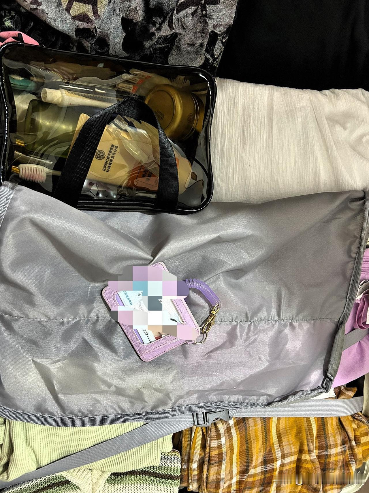 一早起来决定的 然后买票订青旅 下午收拾东西 明天出发了 。

中午刚跟我老公说