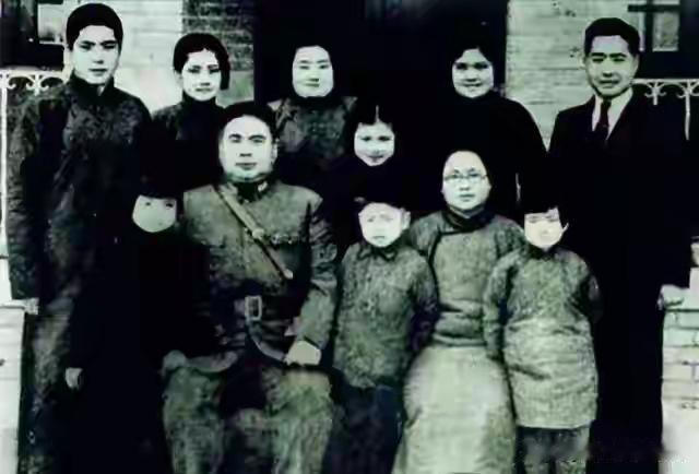 冯洪志真是个传奇人物！他是军阀冯玉祥的次子，1917 年出生在北京。冯玉祥治家严